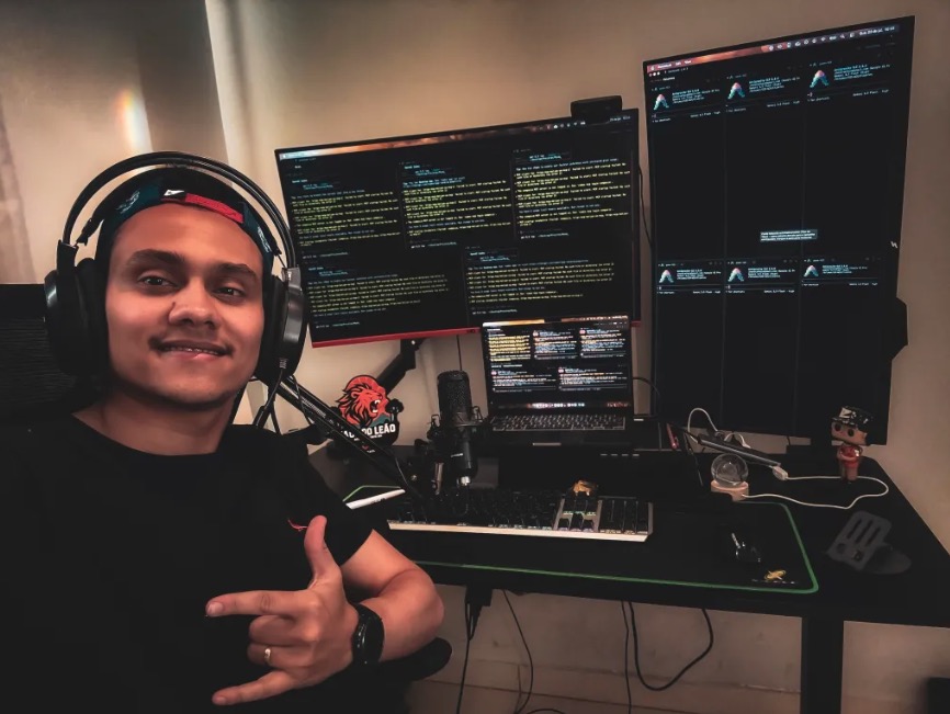Setup of JhonatanAza: I found one of Laschuk's live streams. The guy struck me as really transparent and complet